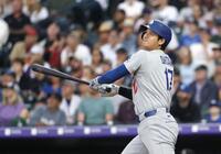 　ロッキーズ戦の６回、27号２ランを放つドジャース・大谷。日米通算３００号に到達した（共同）