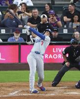　米大リーグ、ロッキーズ戦の６回、27号２ランを放つドジャースの大谷翔平。日米通算３００号に到達した（共同）