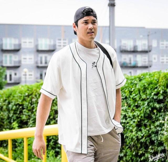 大谷翔平 「野球少年スタイル」で球場入り キケはオシャレ眼鏡装着