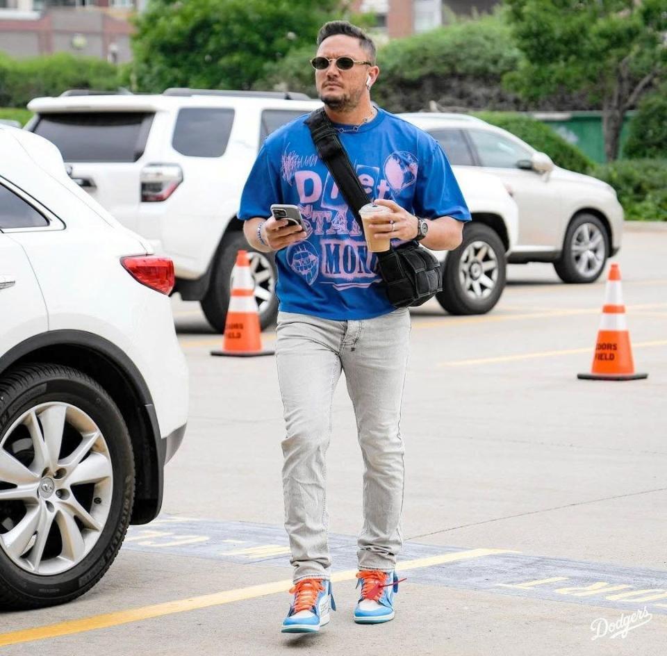 　球場入りするロハス（ロサンゼルス・ドジャース提供）