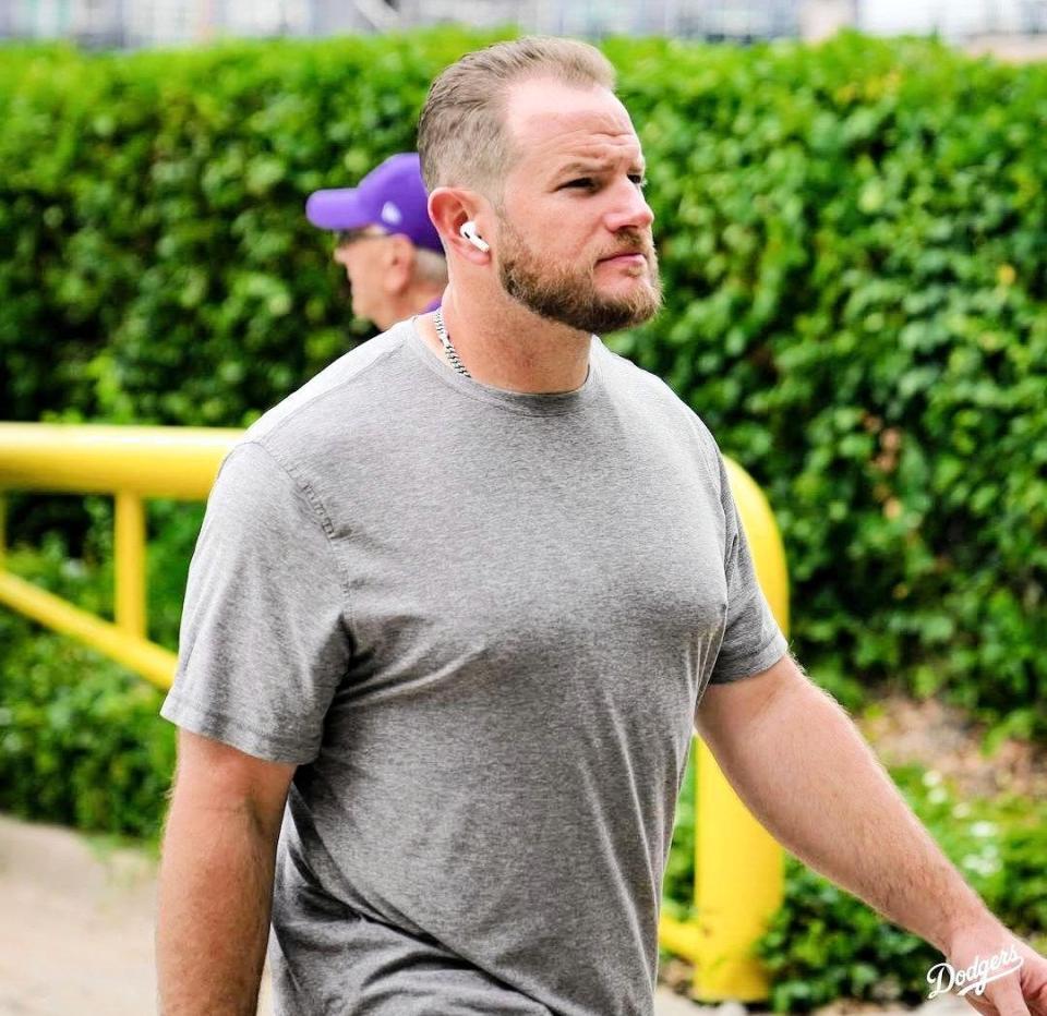 　球場入りするマンシー（ロサンゼルス・ドジャース提供）