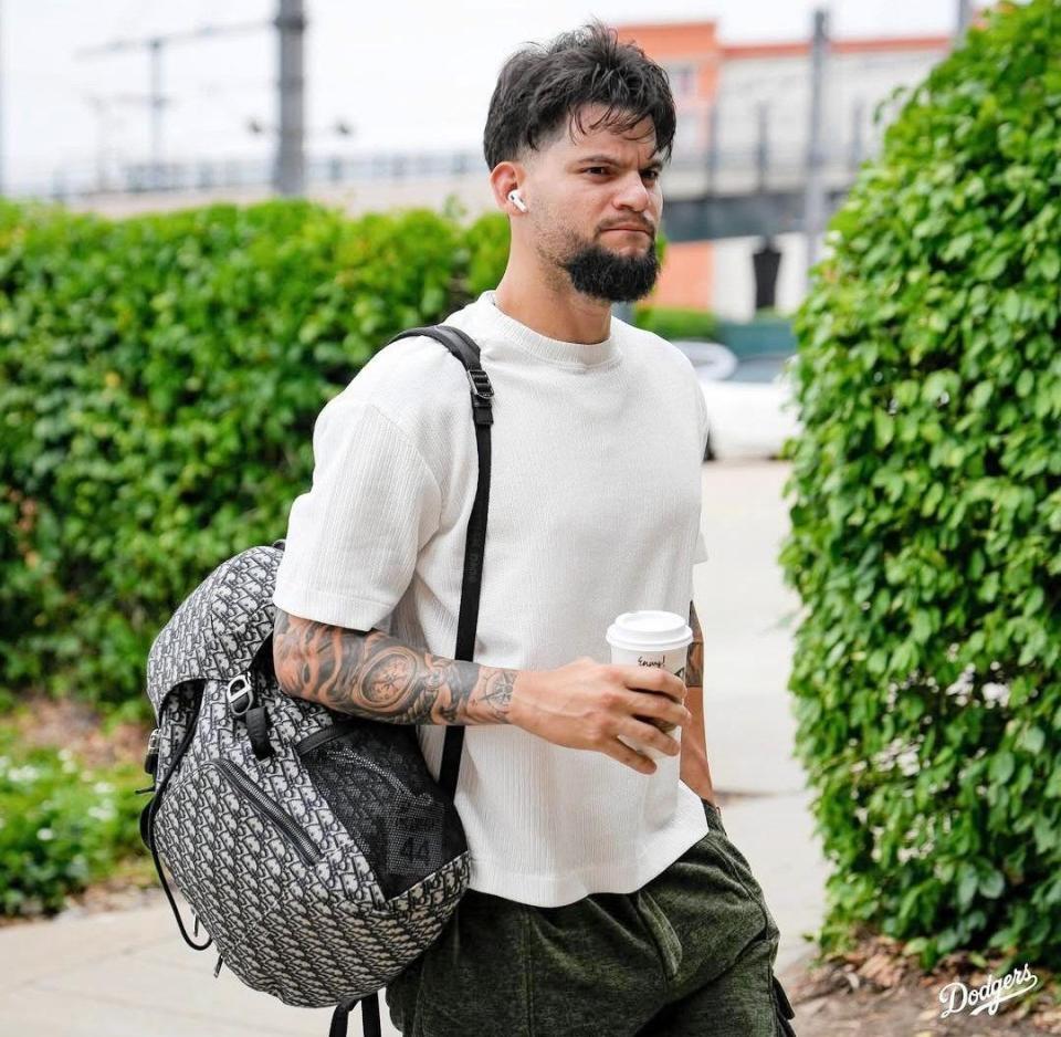 　球場入りするパヘズ（ロサンゼルス・ドジャース提供）