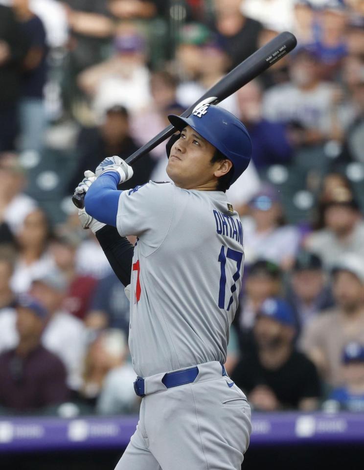 　ロッキーズ戦の３回、左飛に倒れるドジャース・大谷（共同）