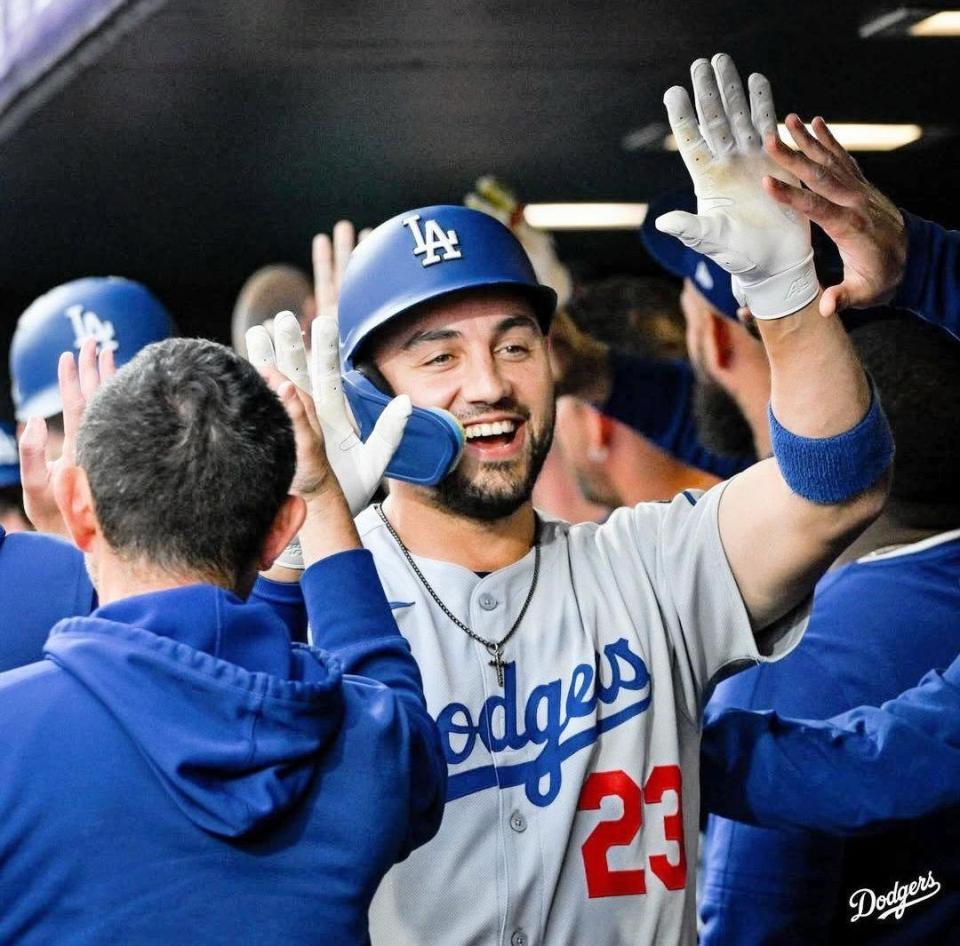 　勝ち越し３ランを放ち、ベンチで笑みを浮かべるコンフォルト（ロサンゼルス・ドジャース提供）