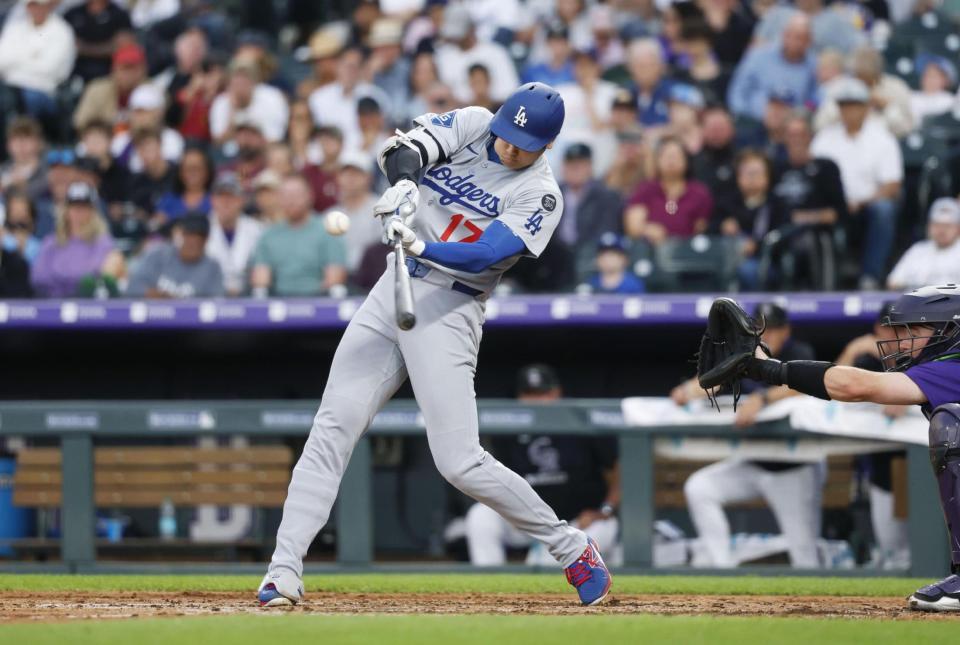 　米大リーグ、ロッキーズ戦の６回、２７号２ランを放つドジャースの大谷翔平。日米通算３００号に到達した（共同）