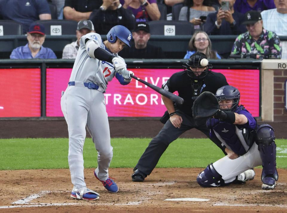 　米大リーグ、ロッキーズ戦の６回、２７号２ランを放つドジャースの大谷翔平。日米通算３００号に到達した（共同）