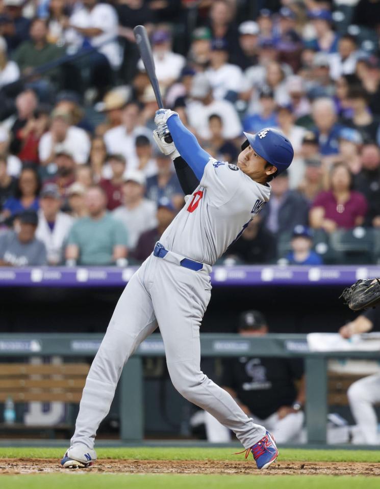 　米大リーグ、ロッキーズ戦の６回、２７号２ランを放つドジャースの大谷翔平。日米通算３００号に到達した（共同）