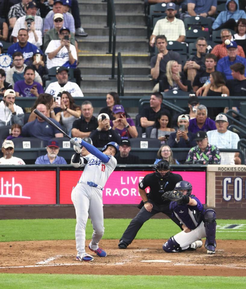 　米大リーグ、ロッキーズ戦の６回、２７号２ランを放つドジャースの大谷翔平。日米通算３００号に到達した（共同）