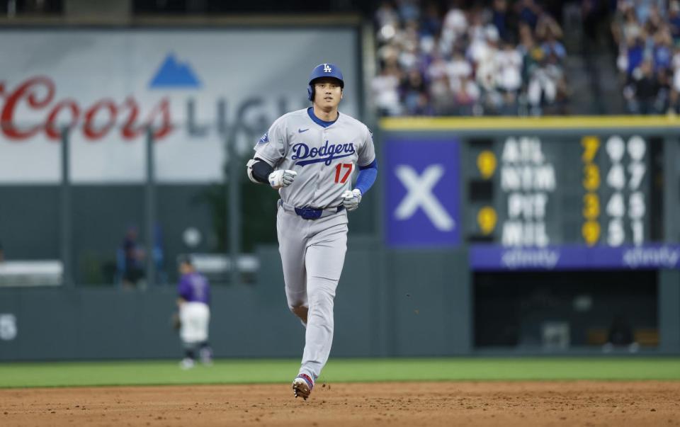 　ロッキーズ戦の６回、27号２ランを放ち塁を回るドジャース・大谷。日米通算３００号に到達した（共同）