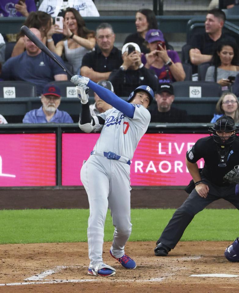 　米大リーグ、ロッキーズ戦の６回、27号２ランを放つドジャースの大谷翔平。日米通算３００号に到達した（共同）