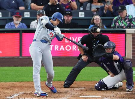　６回、日米通算３００号となる、２７号２ランを放つドジャース・大谷（共同）