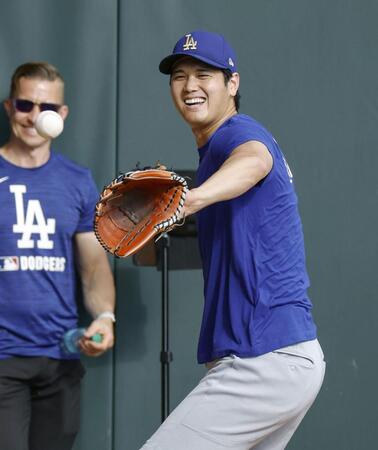 　投球練習中、笑顔を見せる大谷（共同）