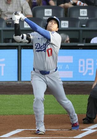 　１回、遊飛に倒れた大谷（共同）