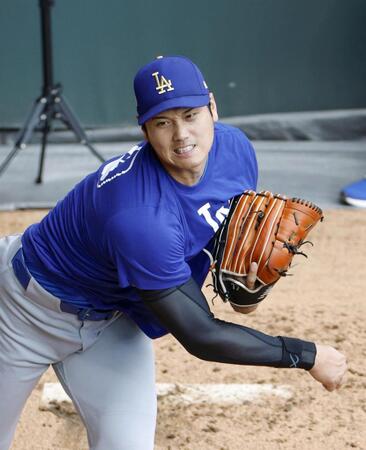 　ブルペンで投球する大谷（共同）