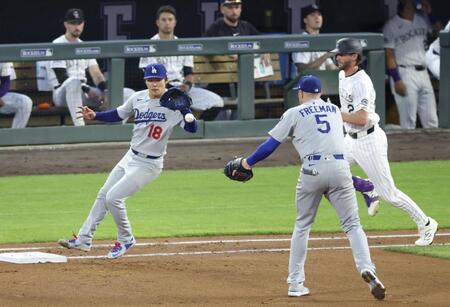 　４回、マクマーンを一ゴロに打ち取りベースカバーに走る山本（左）＝共同