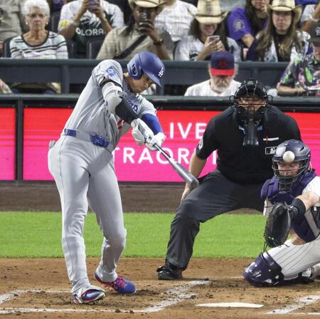 　６回、左前打を放つ大谷（共同）