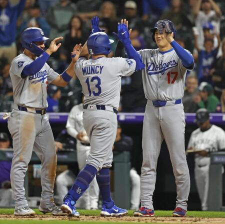 　７回、満塁本塁打を放ったマンシー（13）とタッチを交わす大谷（右）＝共同