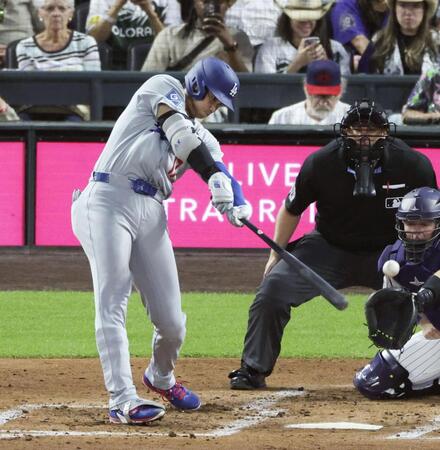 　６回、左前打を放つ大谷（共同）