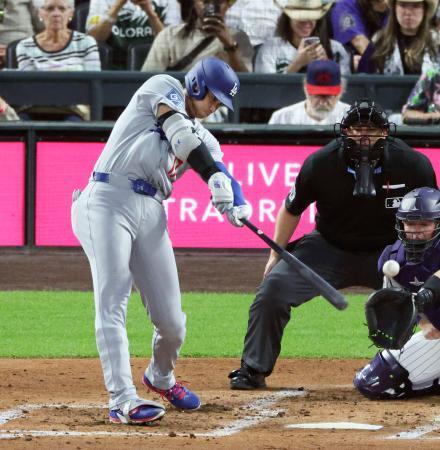 　ロッキーズ戦の６回、左前打を放つドジャース・大谷＝デンバー（共同）