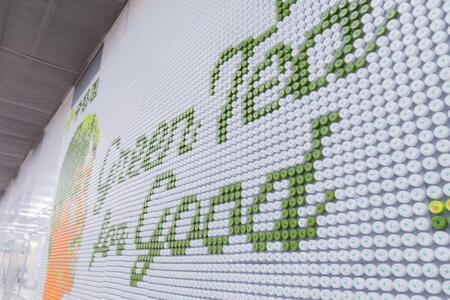 ＪＲ盛岡駅に登場した大谷翔平ペットボトルキャップアート（伊藤園提供）