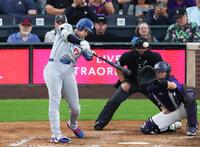 　６回、日米通算３００号となる、２７号２ランを放つドジャース・大谷（共同）