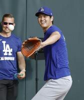 　投球練習中、笑顔を見せる大谷（共同）