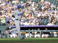 　１回、遊飛に倒れた大谷（共同）