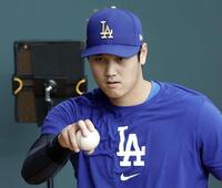 　投球練習する大谷（共同）