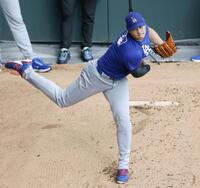 　ブルペンで投球する大谷（共同）