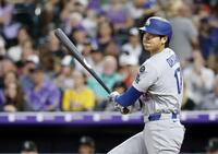 　６回、左前打を放つ大谷（共同）