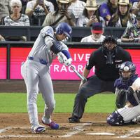 　６回、左前打を放つ大谷（共同）