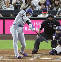 　６回、左前打を放つ大谷（共同）