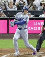 　６回、左前打を放つ大谷（共同）