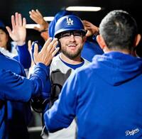 　七回、１２号満塁弾を放ち、ベンチで祝福されるマンシー（ロサンゼルス・ドジャース提供）