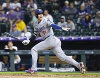 　９回、打撃妨害をアピールする大谷（共同）