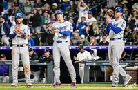 　７回、満塁弾を放ったマンシーを迎える（左から）コンフォルト、大谷、フリーマン（ロサンゼルス・ドジャース提供）