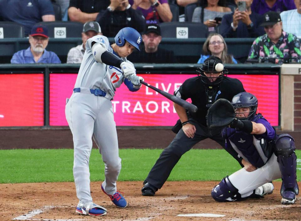 　６回、日米通算３００号となる、２７号２ランを放つドジャース・大谷（共同）