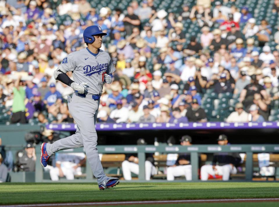 　１回、遊飛に倒れた大谷（共同）