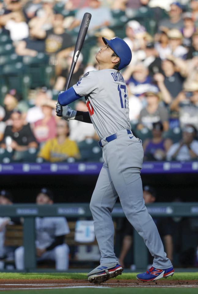 　１回、遊飛に倒れた大谷（共同）