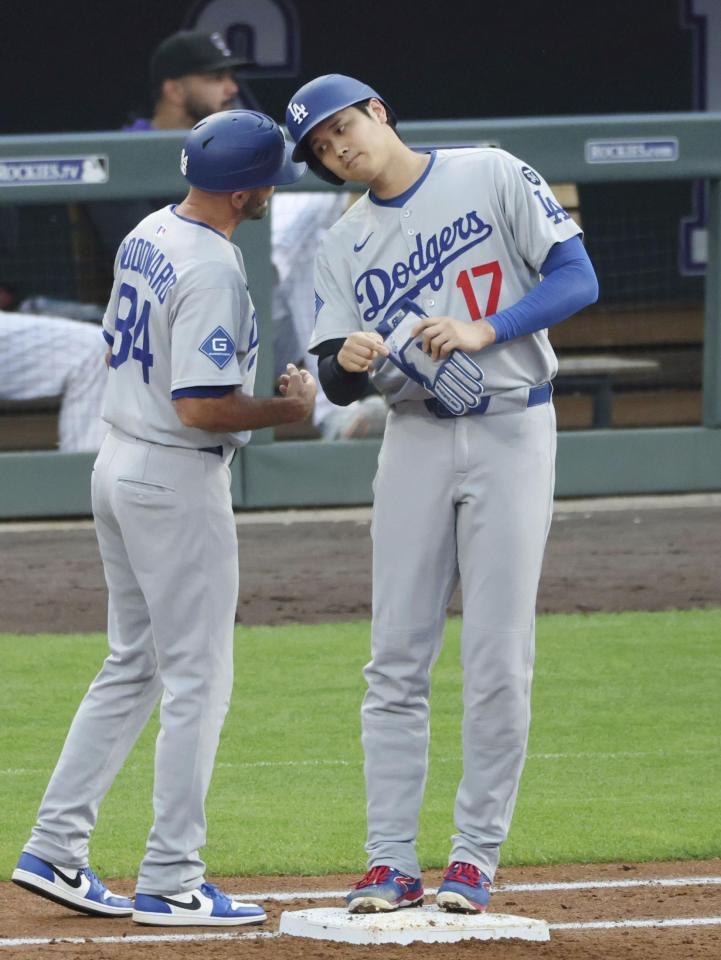 　３回、四球で出塁した大谷（共同）