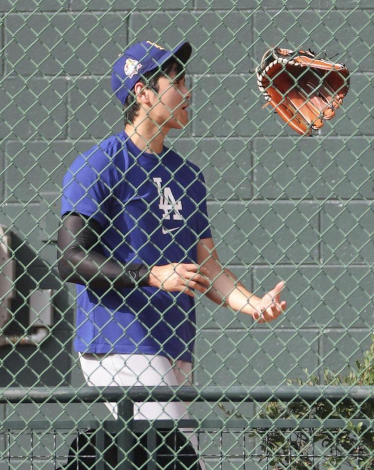 　投球練習を終えた大谷（共同）