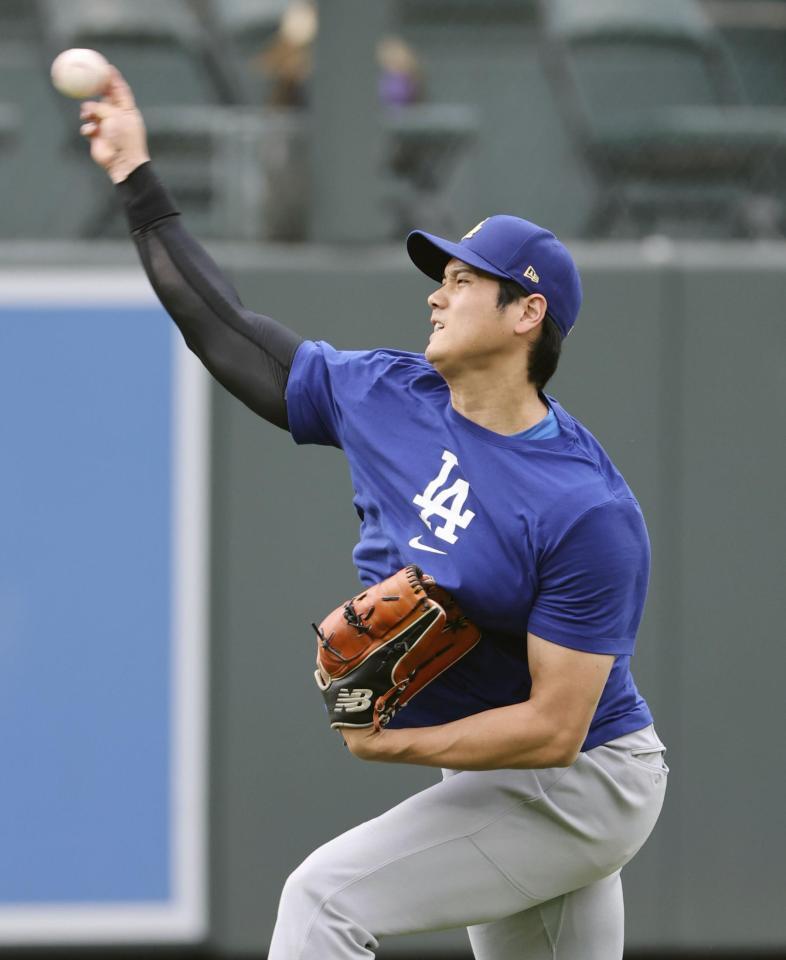 　キャッチボールする大谷（共同）