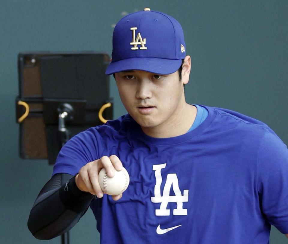 　投球練習する大谷（共同）