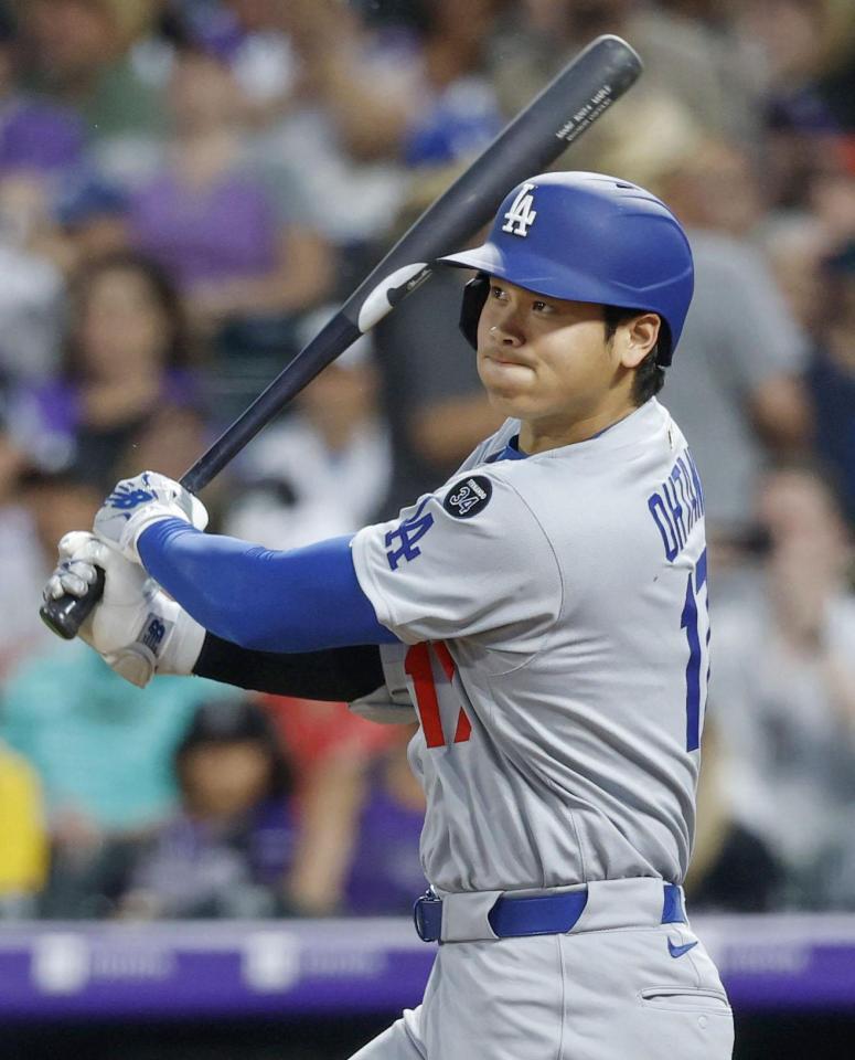 　６回、左前打を放つ大谷（共同）