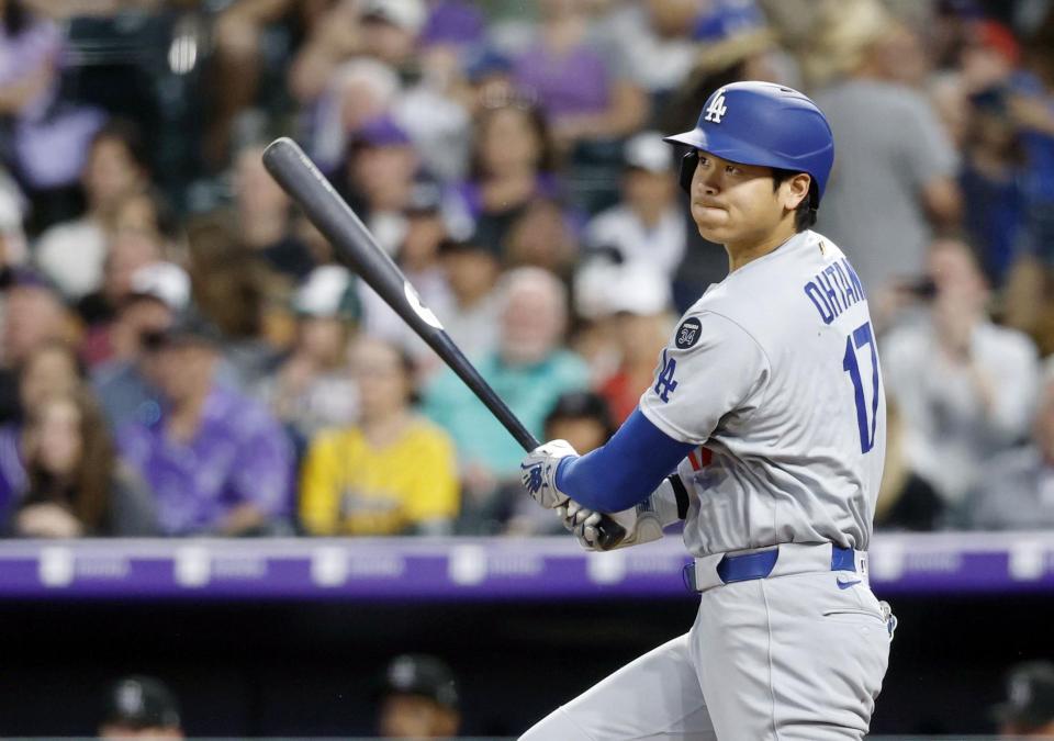 　６回、左前打を放つ大谷（共同）