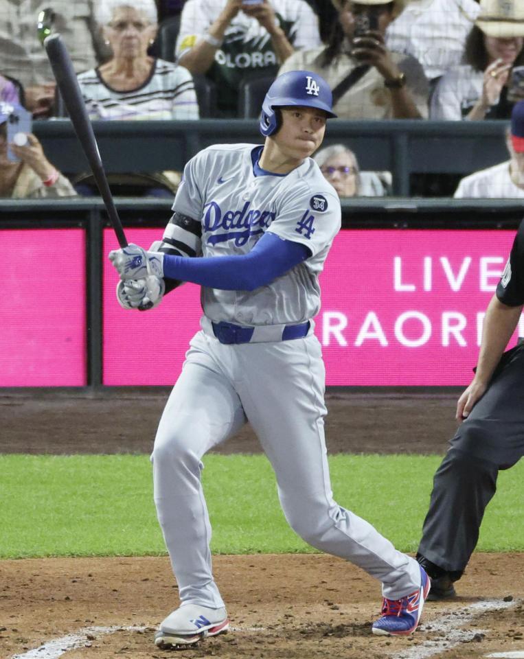 　６回、左前打を放つ大谷（共同）