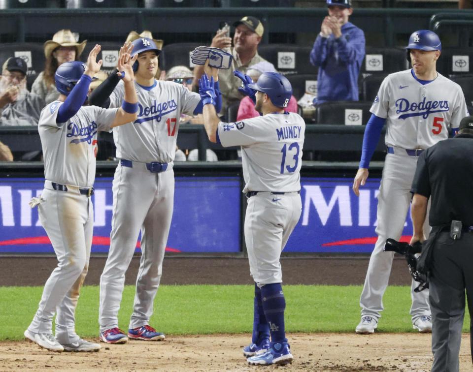 　７回、満塁本塁打を放ったマンシー（13）とタッチを交わす大谷（左から２人目）＝共同