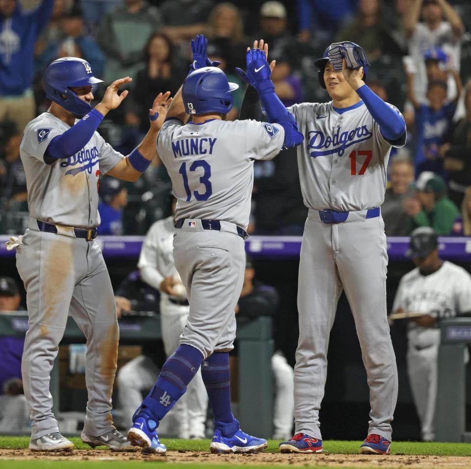 　７回、満塁本塁打を放ったマンシー（13）とタッチを交わす大谷（右）＝共同