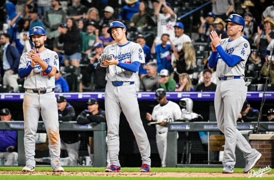 　７回、満塁弾を放ったマンシーを迎える（左から）コンフォルト、大谷、フリーマン（ロサンゼルス・ドジャース提供）