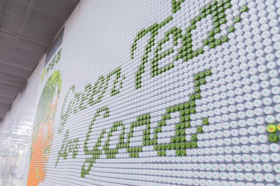 ＪＲ盛岡駅に登場した大谷翔平ペットボトルキャップアート（伊藤園提供）